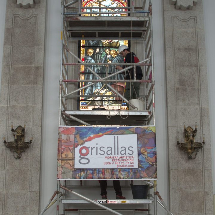 NE4 LOS PRIMEROS MISIONEROS ANDAMIO TRABAJANDO 02 - GRISALLAS Arte en Vidrio